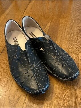 Woman’s PIKOLINOS black slip-on moccasins. Size 41. Leather. Cushioned insole.
